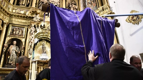La lluvia impide la procesión del Entierro y el Desenclavo se hace a cubierto 