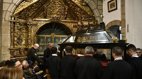 La lluvia impide la procesión del Entierro y el Desenclavo se hace a cubierto (4)