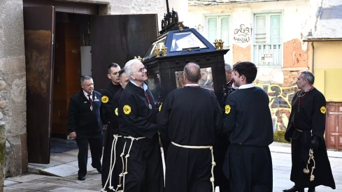 La lluvia impide la procesión del Entierro y el Desenclavo se hace a cubierto (2)