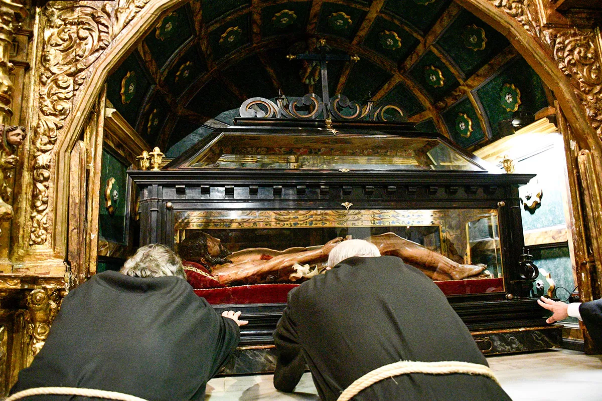 Desenclavo en el interior de la Basílica de La Encina por la lluvia (1)