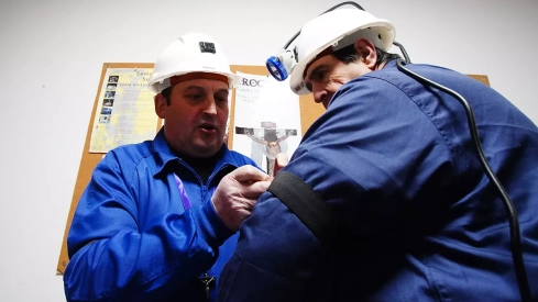 Procesión del Cristo de los Mineros de Caboalles de Abajo (8) Procesión del Cristo de los Mineros de Caboalles de Abajo (8)