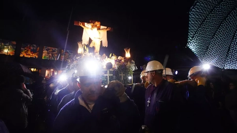Procesión del Cristo de los Mineros de Caboalles de Abajo (32) Procesión del Cristo de los Mineros de Caboalles de Abajo (32)