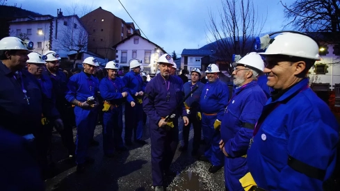 Procesión del Cristo de los Mineros de Caboalles de Abajo (2) Procesión del Cristo de los Mineros de Caboalles de Abajo (2)