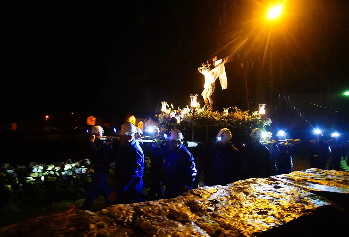 Los mineros de Caboalles de Abajo, trasladan el Cristo de los Mineros a la iglesia vieja de Santa María después de la celebración de la procesión (4)