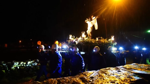 Los mineros de Caboalles de Abajo, trasladan el Cristo de los Mineros a la iglesia vieja de Santa María después de la celebración de la procesión (4) Los mineros de Caboalles de Abajo, trasladan el Cristo de los Mineros a la iglesia vieja de Santa María después de la celebración de la procesión (4)