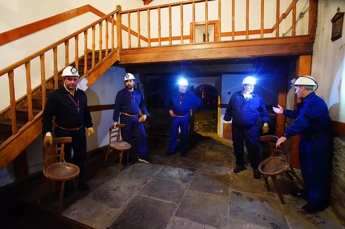 Los mineros de Caboalles de Abajo, trasladan el Cristo de los Mineros a la iglesia vieja de Santa María después de la celebración de la procesión (2)