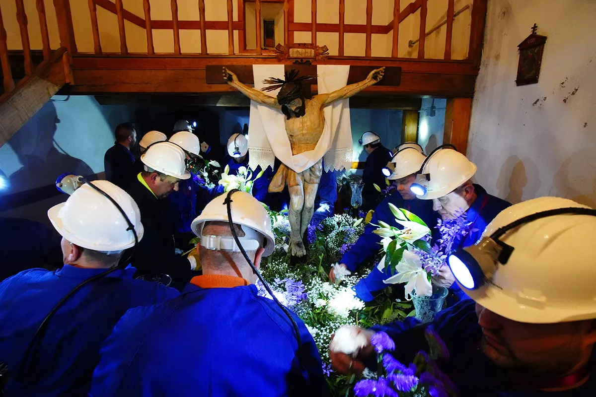 Los mineros de Caboalles de Abajo, trasladan el Cristo de los Mineros a la iglesia vieja de Santa María después de la celebración de la procesión  (1)