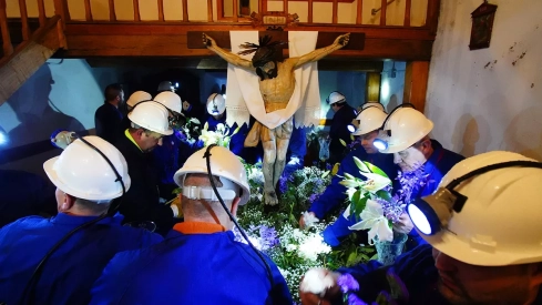 Los mineros de Caboalles de Abajo, trasladan el Cristo de los Mineros a la iglesia vieja de Santa María después de la celebración de la procesión (1) Los mineros de Caboalles de Abajo, trasladan el Cristo de los Mineros a la iglesia vieja de Santa María después de la celebración de la procesión (1)