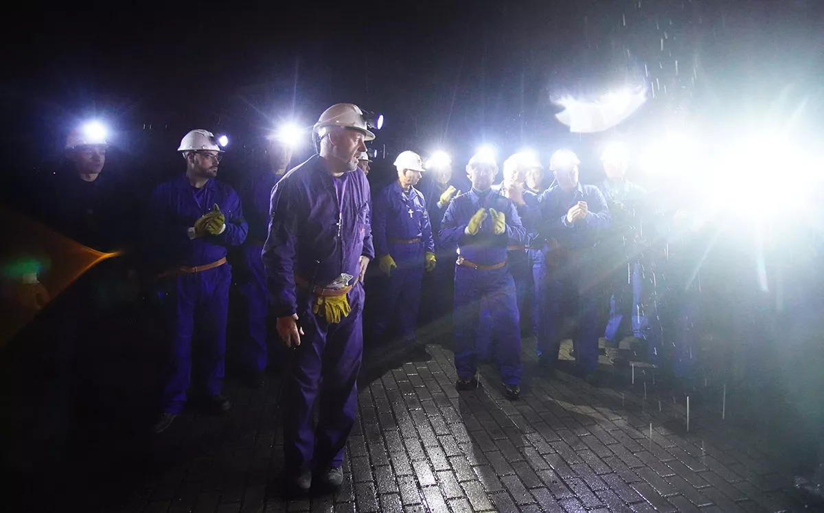 Los mineros de Caboalles de Abajo, depositan una corona de laurel en el monumento al minero de la localidad en homenaje a los compañeros fallecidos (6)