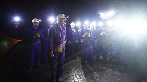 Los mineros de Caboalles de Abajo, depositan una corona de laurel en el monumento al minero de la localidad en homenaje a los compañeros fallecidos (6) Los mineros de Caboalles de Abajo, depositan una corona de laurel en el monumento al minero de la localidad en homenaje a los compañeros fallecidos (6)