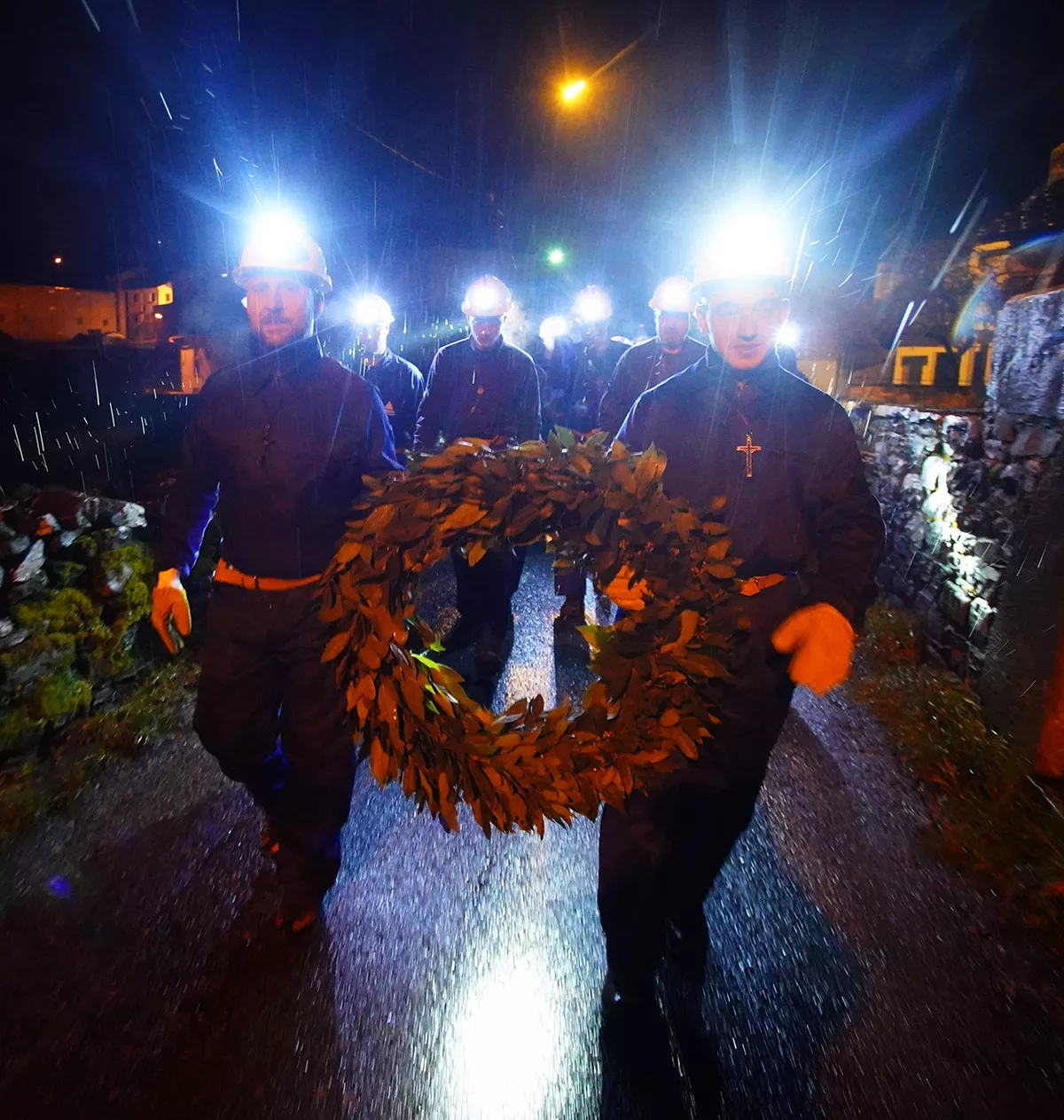 Los mineros de Caboalles de Abajo, depositan una corona de laurel en el monumento al minero de la localidad en homenaje a los compañeros fallecidos (5)