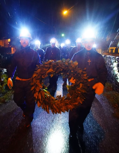 Los mineros de Caboalles de Abajo, depositan una corona de laurel en el monumento al minero de la localidad en homenaje a los compañeros fallecidos (5) Los mineros de Caboalles de Abajo, depositan una corona de laurel en el monumento al minero de la localidad en homenaje a los compañeros fallecidos (5)