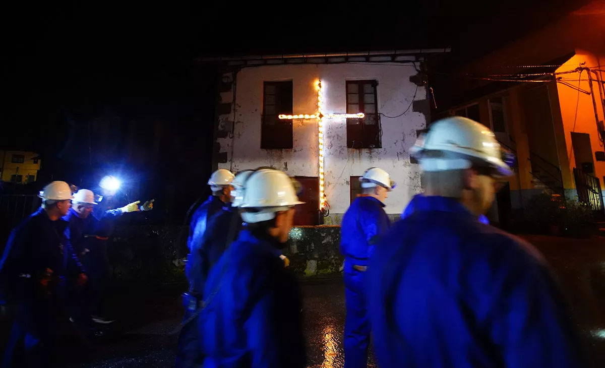 Los mineros de Caboalles de Abajo, depositan una corona de laurel en el monumento al minero de la localidad en homenaje a los compañeros fallecidos (3)