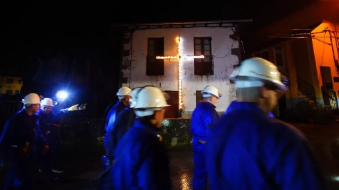 Los mineros de Caboalles de Abajo, depositan una corona de laurel en el monumento al minero de la localidad en homenaje a los compañeros fallecidos (3) Los mineros de Caboalles de Abajo, depositan una corona de laurel en el monumento al minero de la localidad en homenaje a los compañeros fallecidos (3)