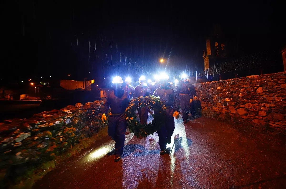 Los mineros de Caboalles de Abajo, depositan una corona de laurel en el monumento al minero de la localidad en homenaje a los compañeros fallecidos (11)