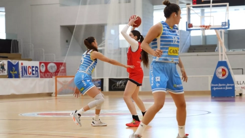 Cadí La Seu acaricia su permanencia tras derrotar a Embutidos Pajariel Bembibre. Fotos: Mila García