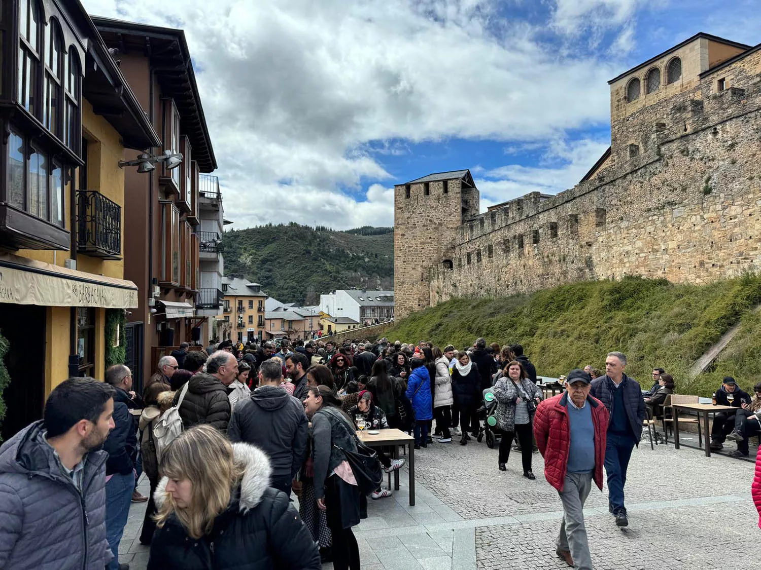 Turistas en el Castillo de Ponferrada durante la Semana Santa