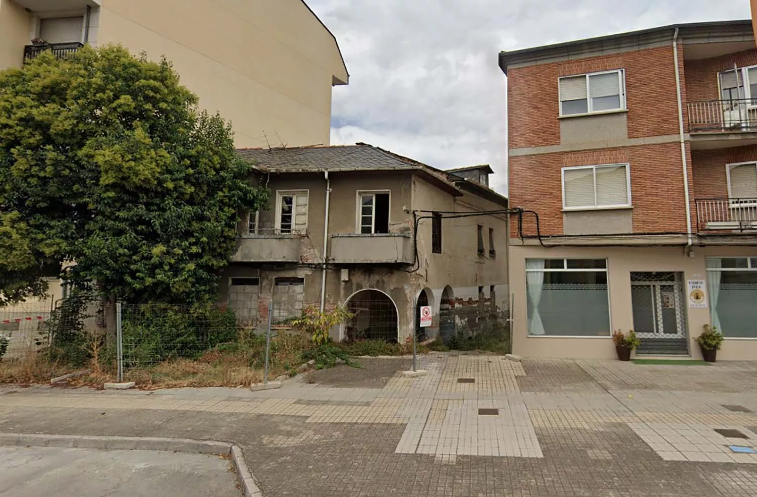 Imagen del caserón de Avenida de Portugal de Ponferrada ante de la obra