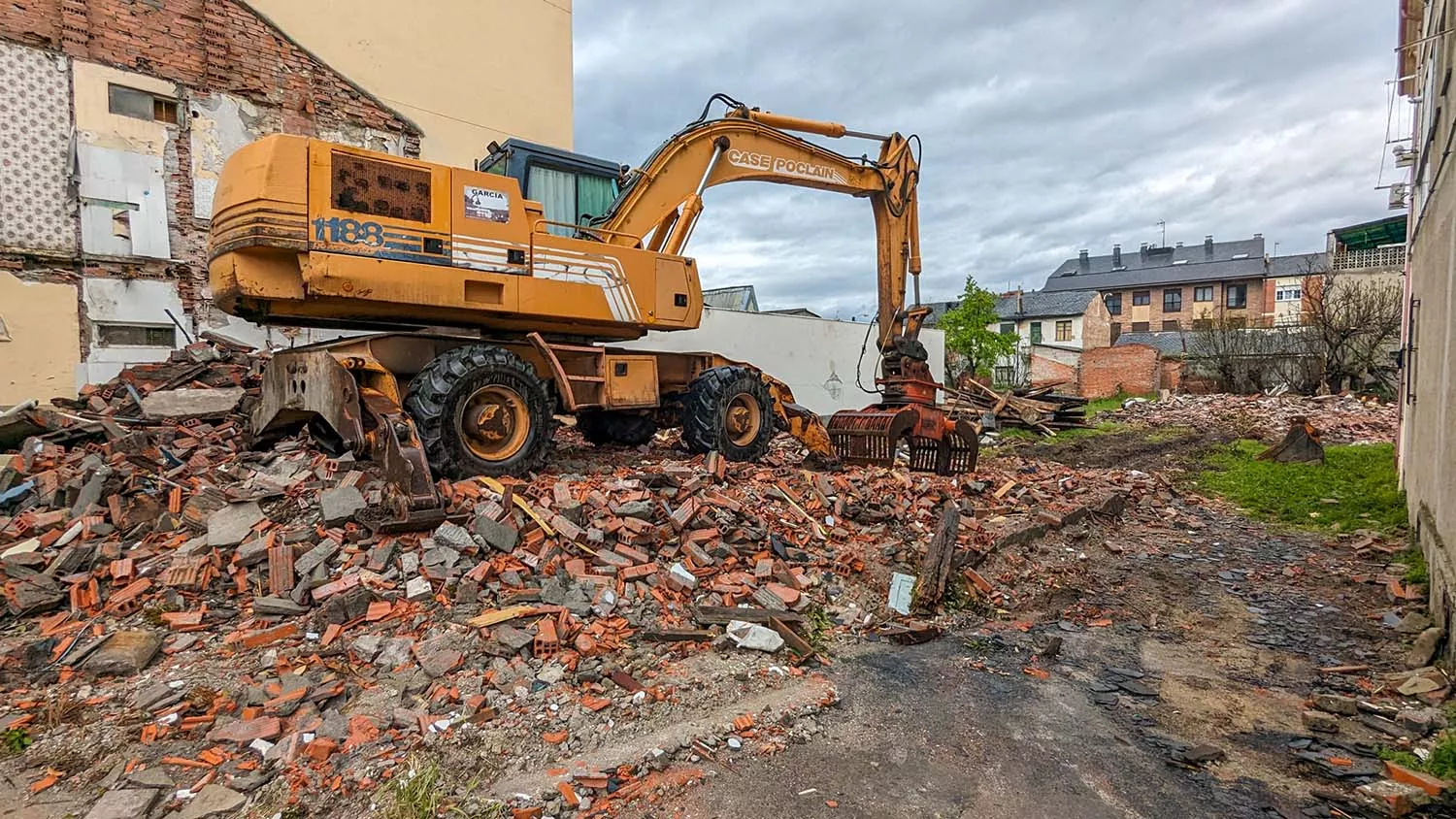 La Avenida de Portugal de Ponferrada despide a uno de sus caserones históricos 