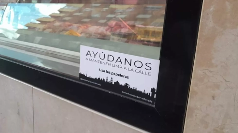 La campaña de pegatinas impulsada por La Destilería para concienciar sobre la limpieza de Ponferrada La campaña de pegatinas impulsada por La Destilería para concienciar sobre la limpieza de Ponferrada