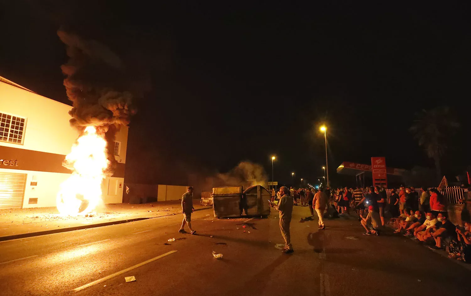 Disturbios durante la madrugada de los trabajadores de LM con los antidisturbios