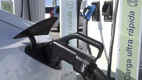 Iberdrola | bp pulse pone en marcha la primera gran estación de recarga ultrarrápida de vehículos eléctricos en Burgos para la carga simultánea de 8 vehículos