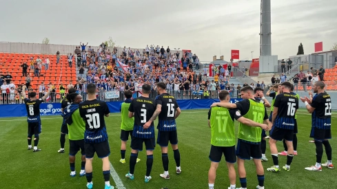 La Ponferradina saluda a la afición blanquiazul que apoyó en la grada La Ponferradina saluda a la afición blanquiazul que apoyó en la grada