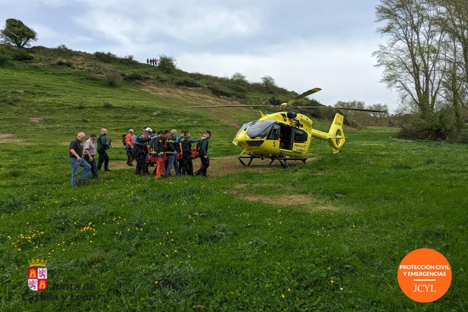 Rescatan a un hombre en helicóptero tras sufrir un accidente con su tractor en las inmediaciones del cementerio de Medianas (Burgos)