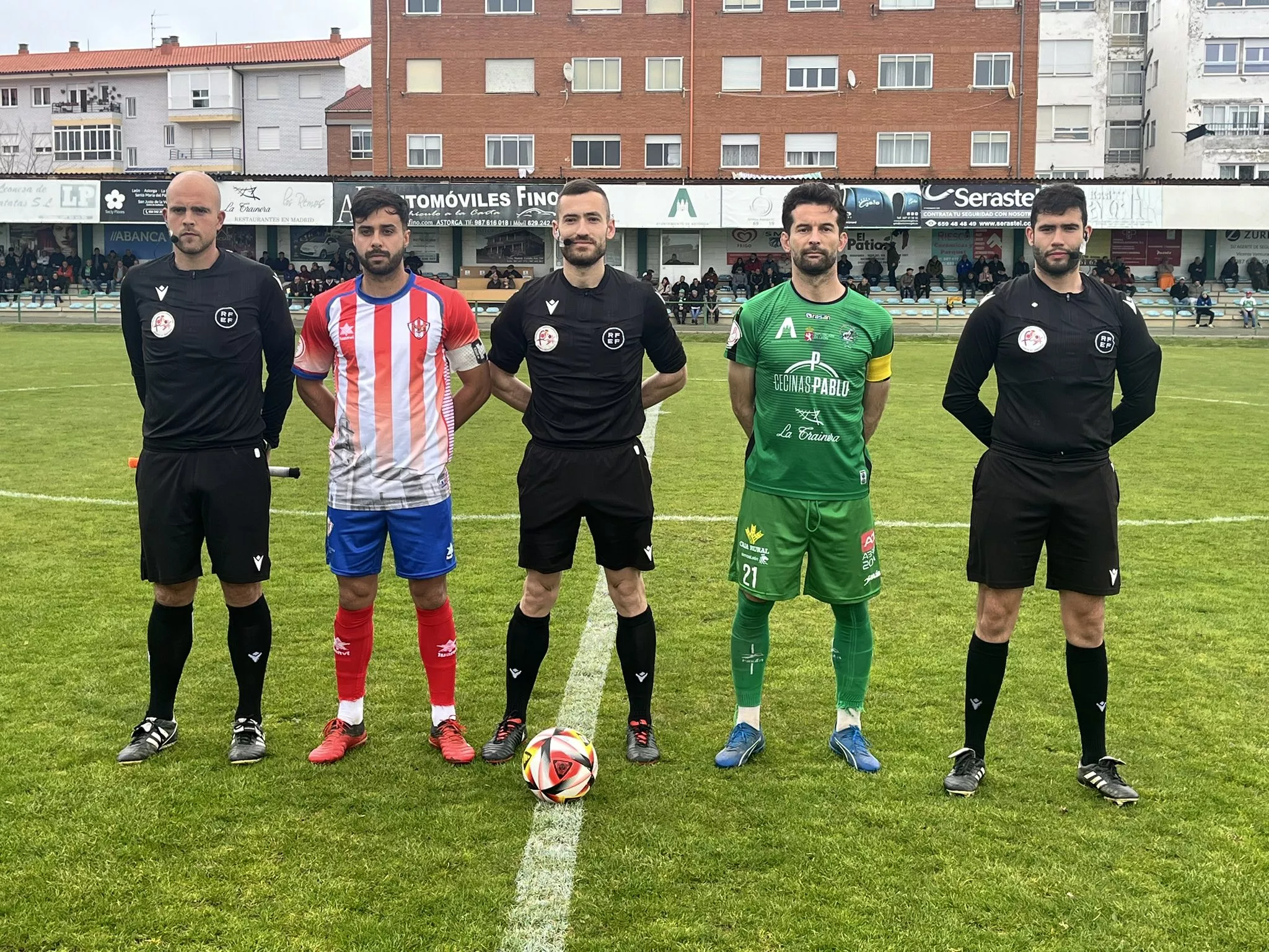 Inicio del partido entre el Atlético Astorga y el Atlético de Bembibre