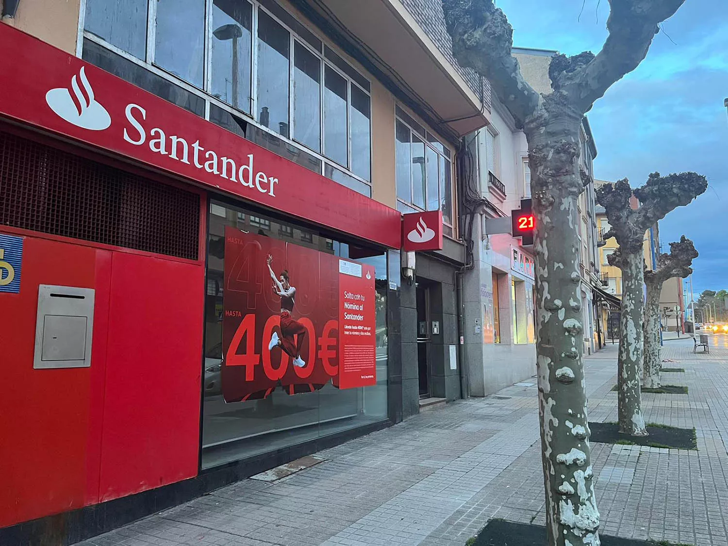 Sucursal del Banco Santander ubicada en Avenida de Portugal (Flores del SIl)