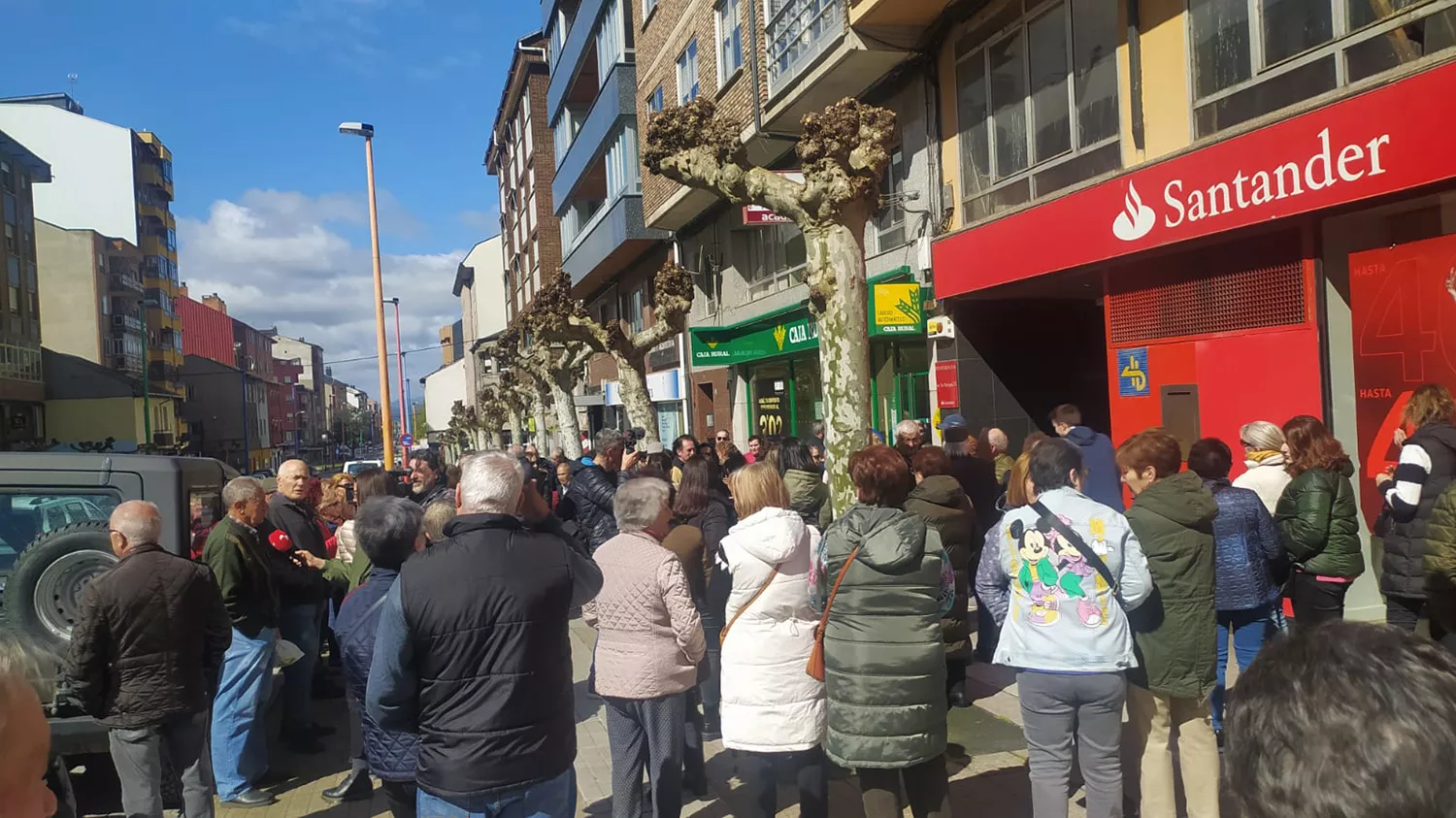 Los vecinos de Flores del Sil anuncian movilizaciones cada martes contra el cierre del banco Santander