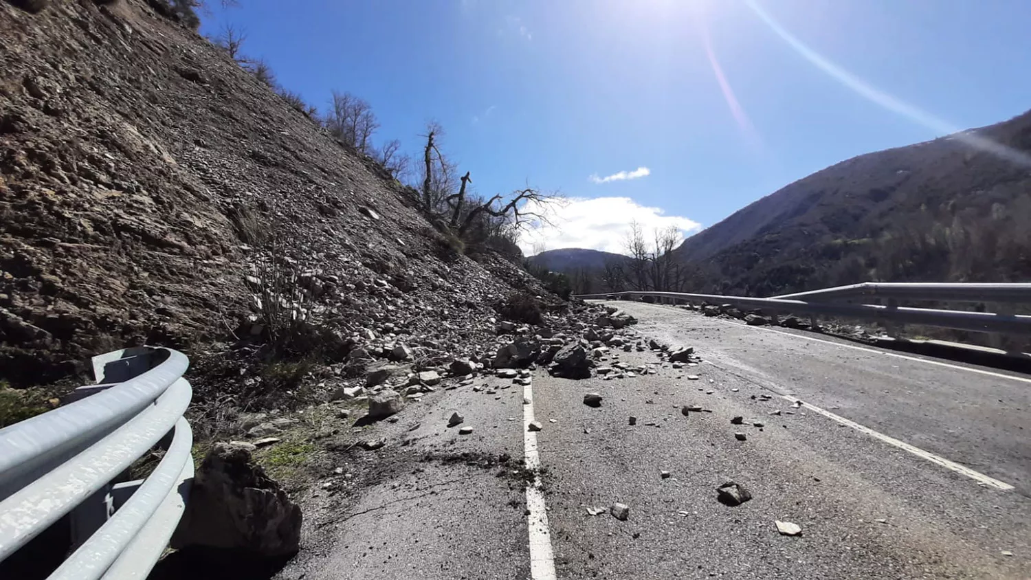 La carretera LE-493 en Villar de Santiago dirección Villablino permanecerá cortada "de dos a tres semanas" tras un desprendimiento