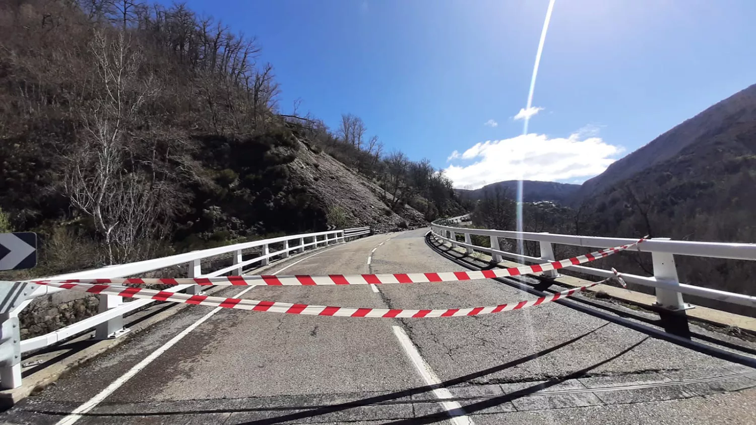 Un gran despredimiento corta la carretera LE 493 en Villar de Santiago dirección Villablino 2 Un gran despredimiento corta la carretera LE 493 en Villar de Santiago dirección Villablino 2