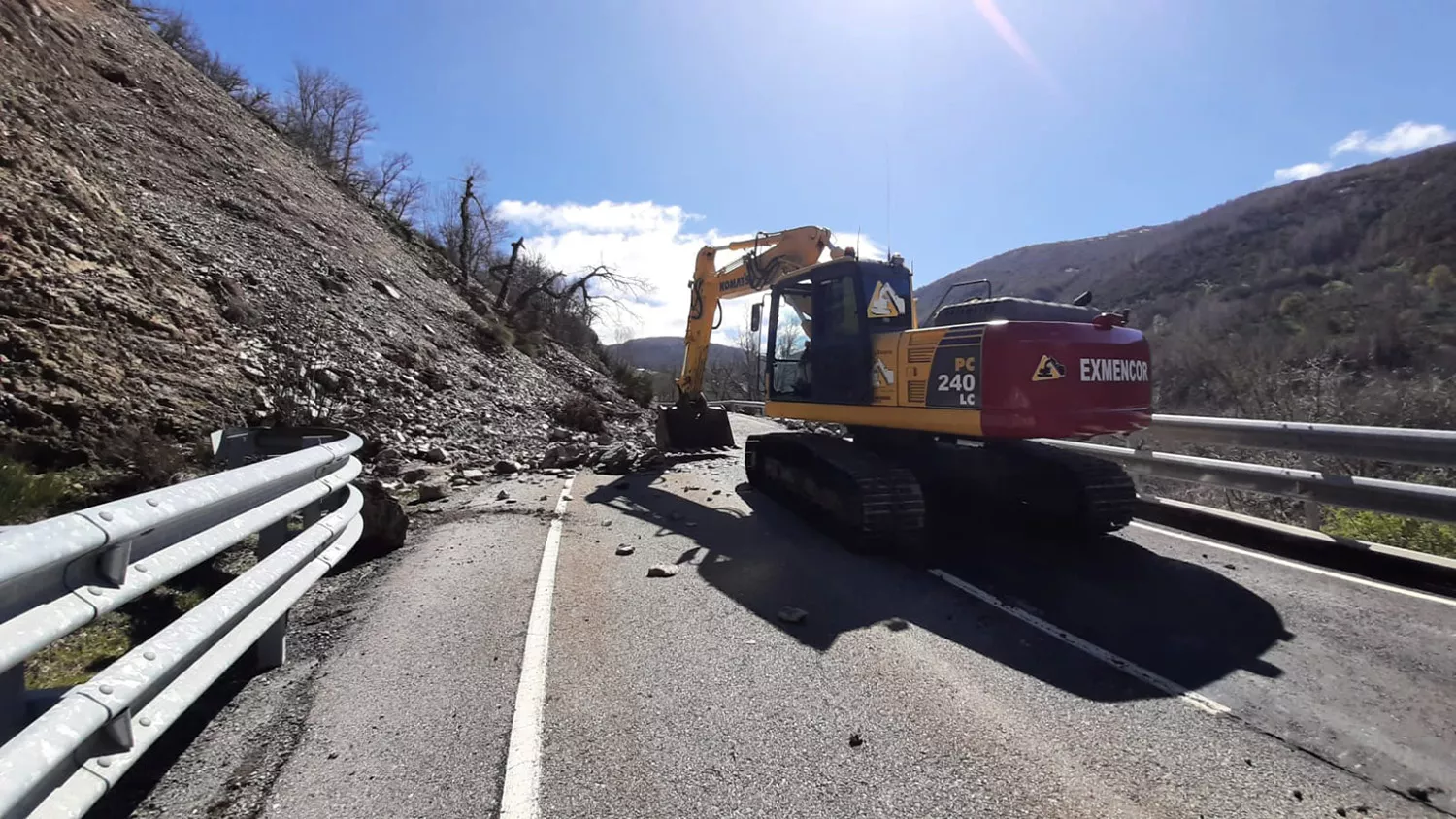 Un gran despredimiento corta la carretera LE 493 en Villar de Santiago dirección Villablino 