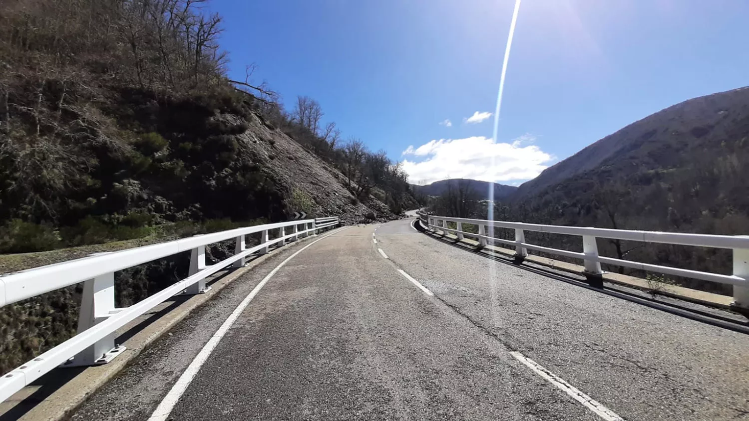 Un gran despredimiento corta la carretera LE 493 en Villar de Santiago dirección Villablino 1 Un gran despredimiento corta la carretera LE 493 en Villar de Santiago dirección Villablino 1