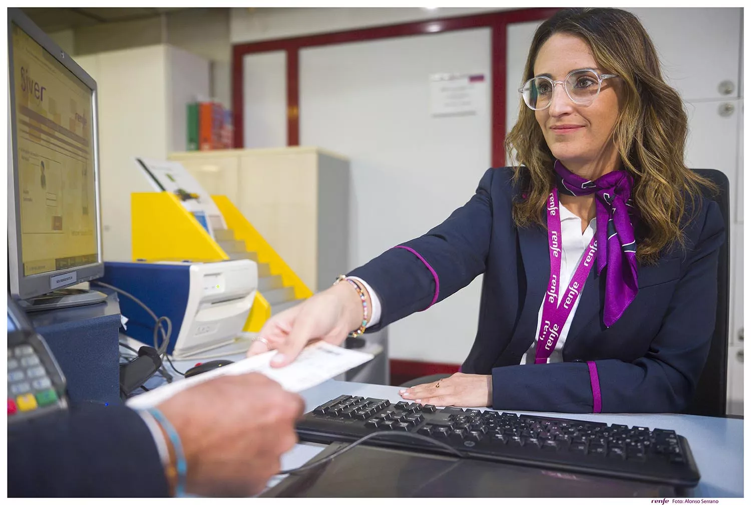 Renfe convoca una oferta de empleo público para incorporar a 650 nuevos trabajadores, entre operadores comerciales y personal de talleres1 Renfe convoca una oferta de empleo público para incorporar a 650 nuevos trabajadores, entre operadores comerciales y personal de talleres1