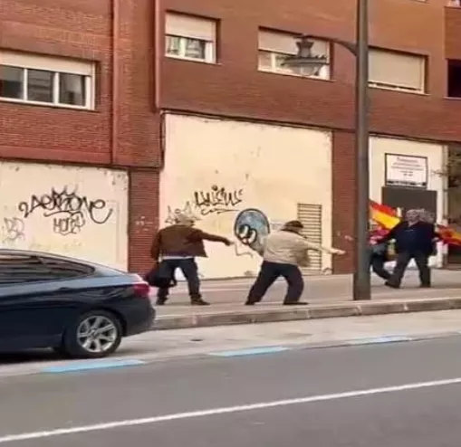 El presidente Comarcal y exalcalde, Olegario Ramón, zarandeado y agredido en las protestas a las puertas de la sede del PSOE de Ponferrada