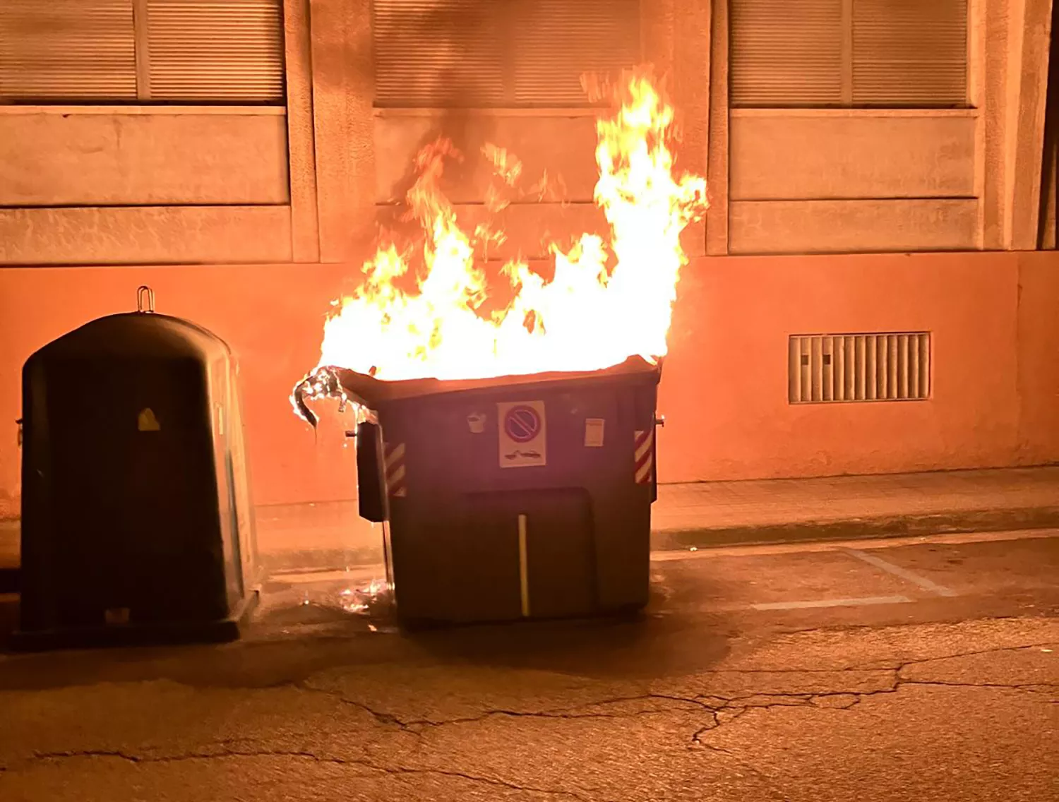 Arde un contenedor en la calle Gómez Núñez de Ponferrada