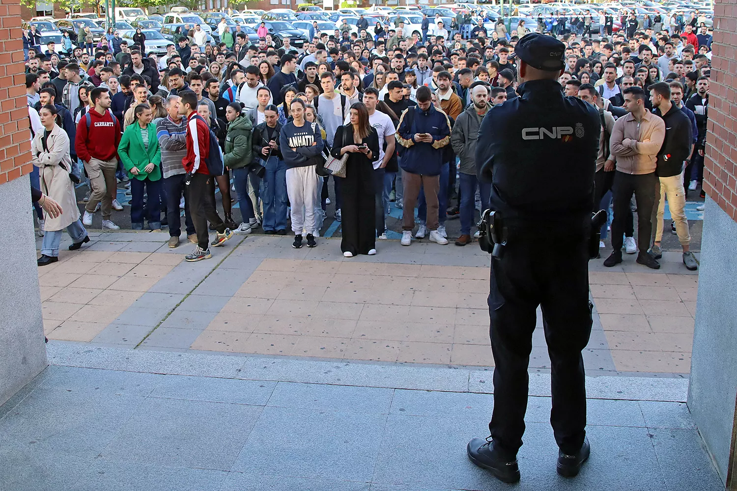 Casi un millar de aspirantes a Policía Nacional se examinan en León para intentar acceder a la Escala Básica