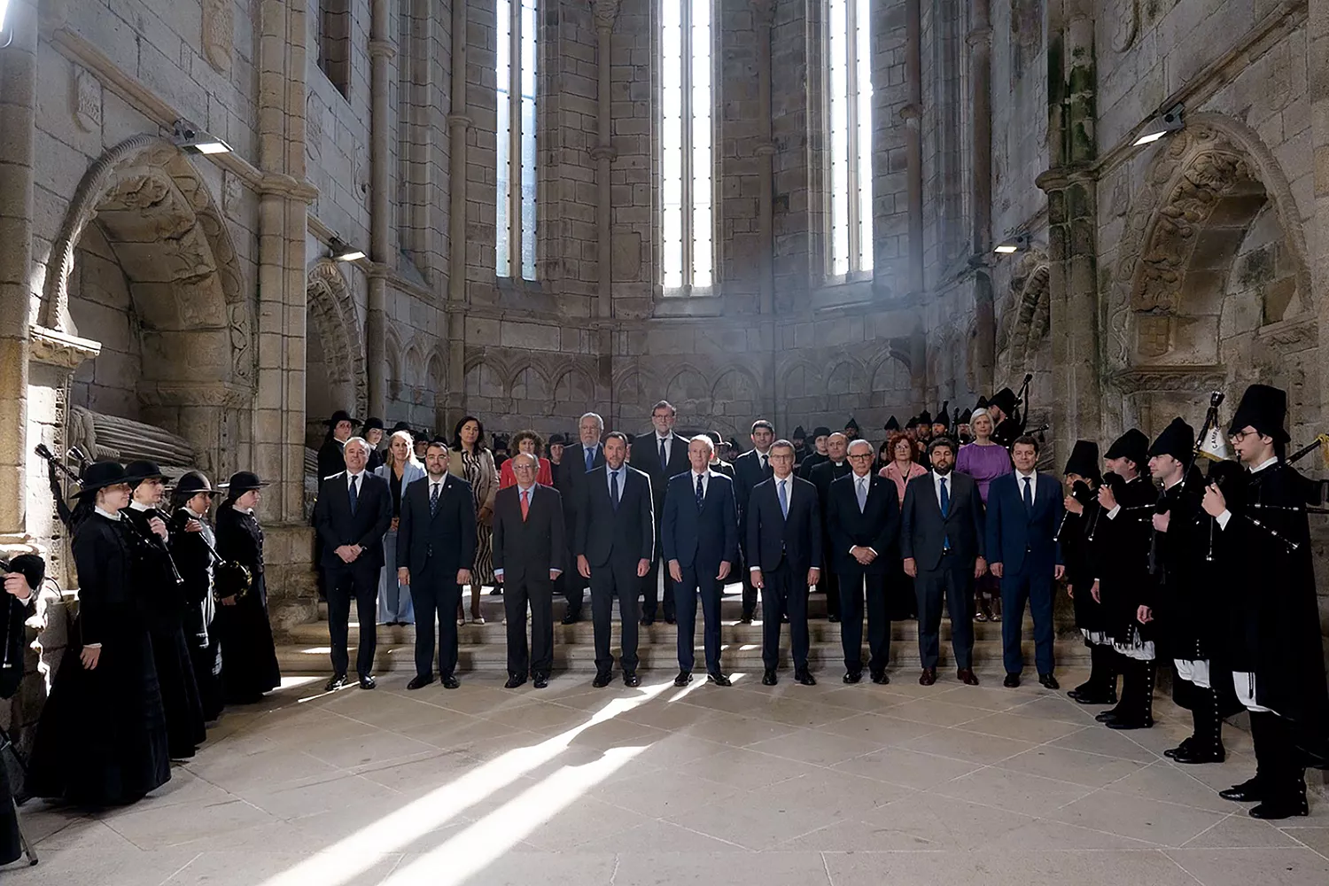 El presidente de la Junta de Castilla y León asiste a la toma de posesión del presidente de la Xunta de Galicia