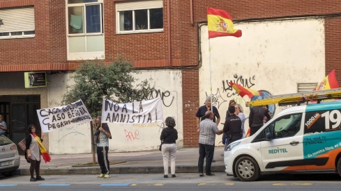 Los manifestantes de la sede del Psoe deslizan que Olegario había orquestado el incidente y él "se encaró" primero
