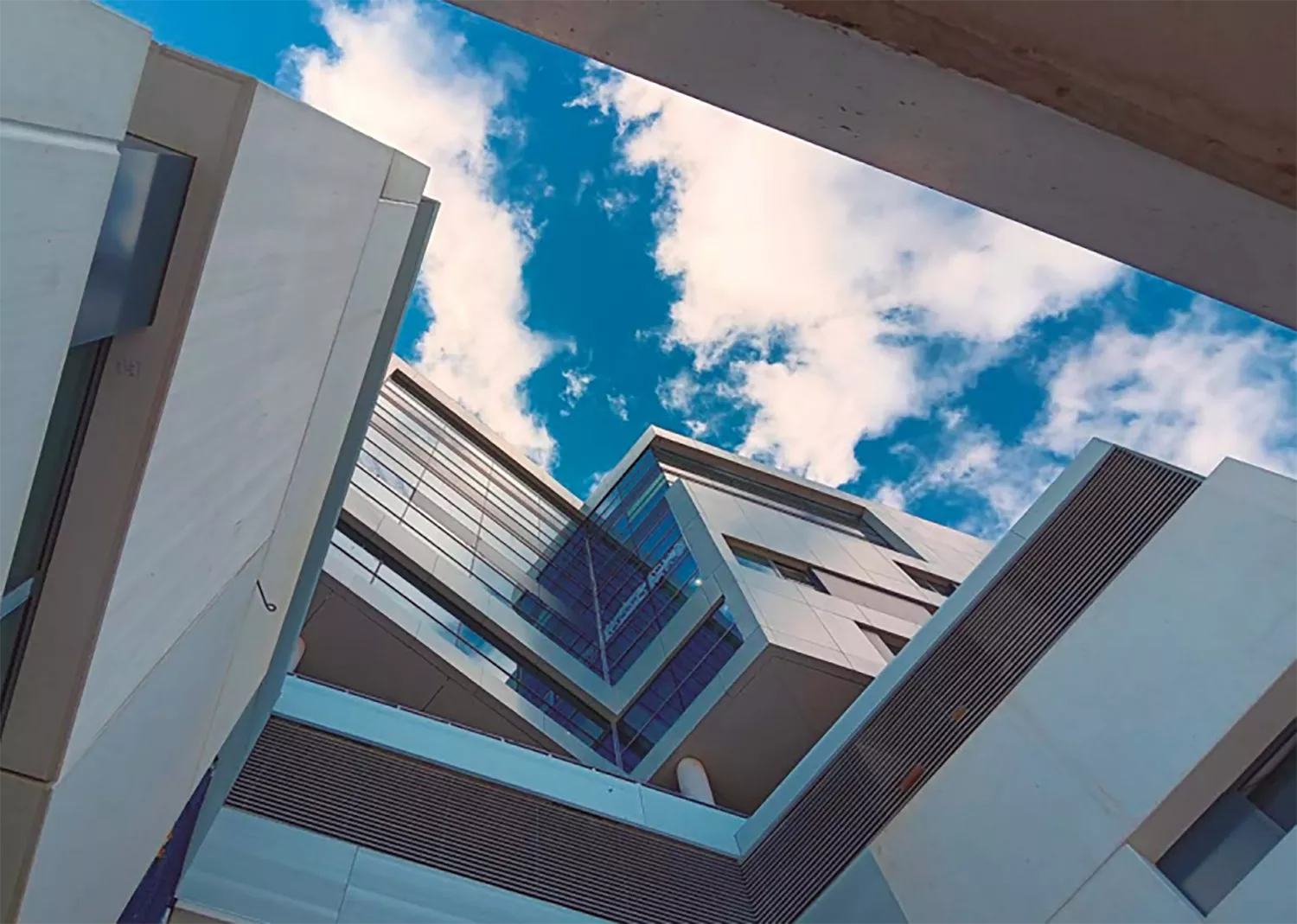 Tvitec 'ofrece' salud con el acristalamiento del Hospital 12 de Octubre de Madrid