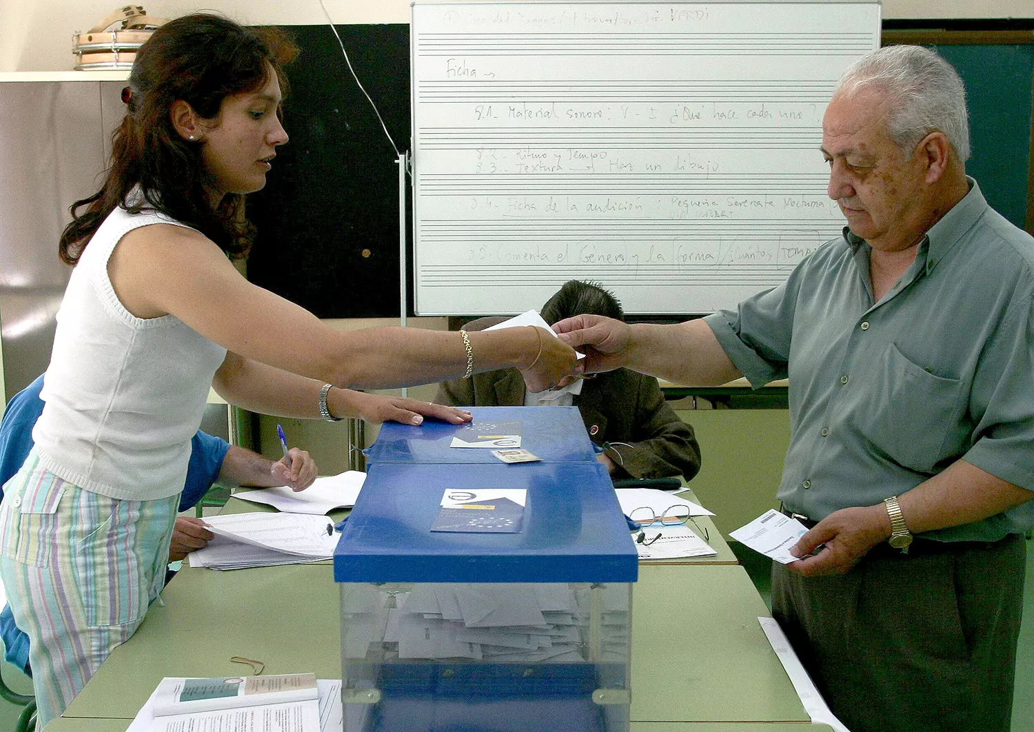 Sergio Rodríguez, ICAL . Un ciudadano durante la votación a Elecciones Europeas en uno de los colegios electorales de Valladolid