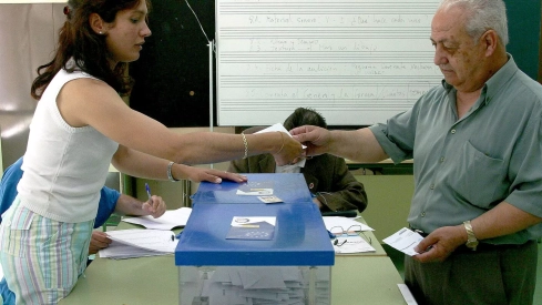 Sergio Rodríguez, ICAL . Un ciudadano durante la votación a Elecciones Europeas en uno de los colegios electorales de Valladolid