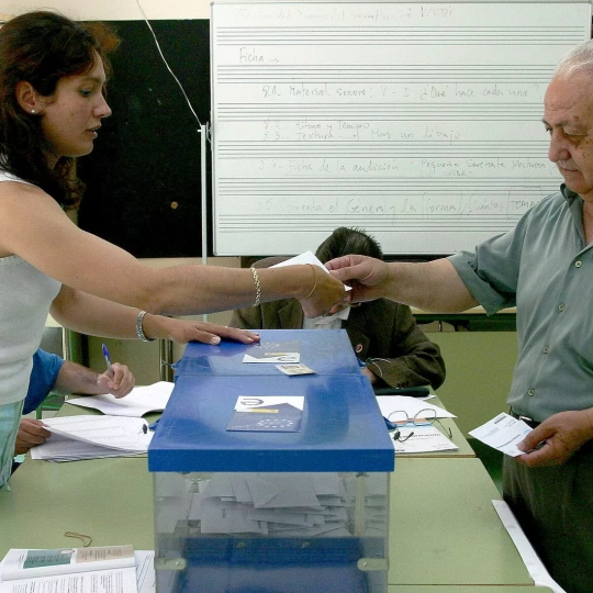 Sergio Rodríguez, ICAL . Un ciudadano durante la votación a Elecciones Europeas en uno de los colegios electorales de Valladolid