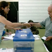 Sergio Rodríguez, ICAL . Un ciudadano durante la votación a Elecciones Europeas en uno de los colegios electorales de Valladolid Sergio Rodríguez, ICAL . Un ciudadano durante la votación a Elecciones Europeas en uno de los colegios electorales de Valladolid