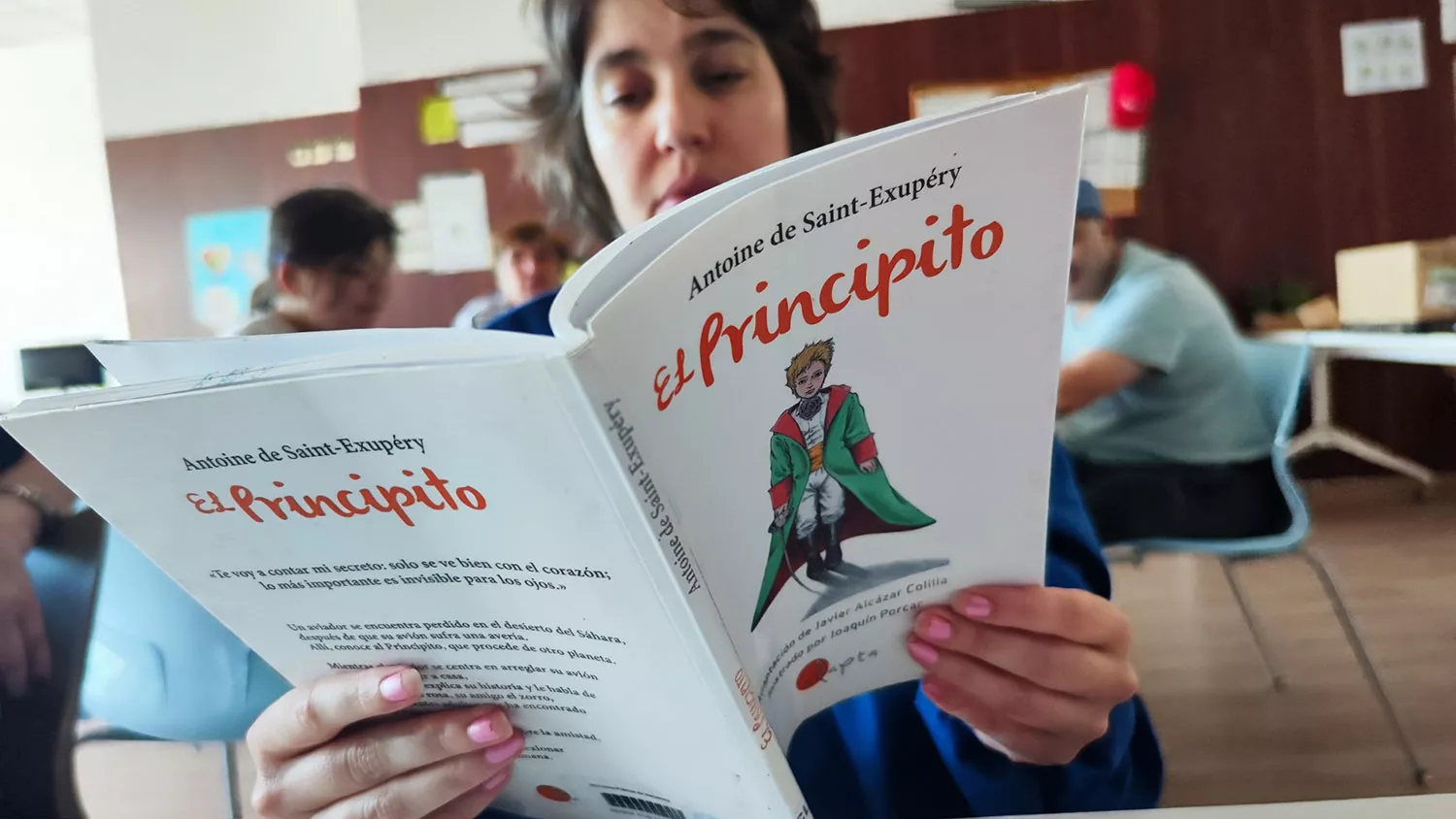Asprona Bierzo pone el toque inclusivo a la Feria de Libro de Ponferrada con la lectura colectiva de El Principito 