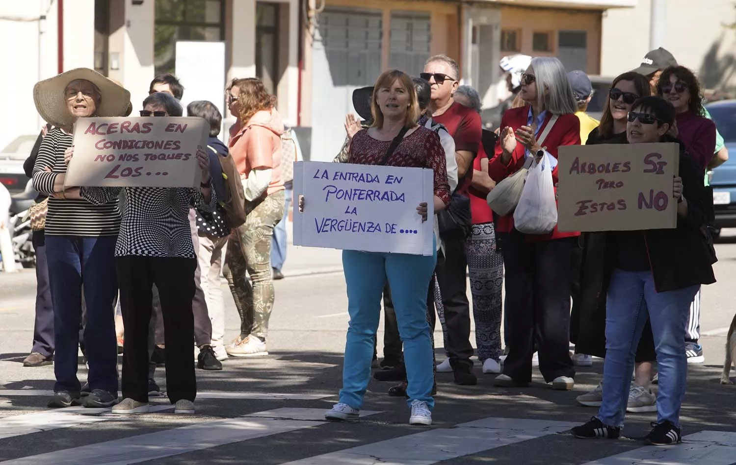 Los vecinos de la pedanía ponferradina de Columbrianos, cortan la avenida de Asturias en protesta por las obras que se están llevando a cabo en las aceras del barrio (8)
