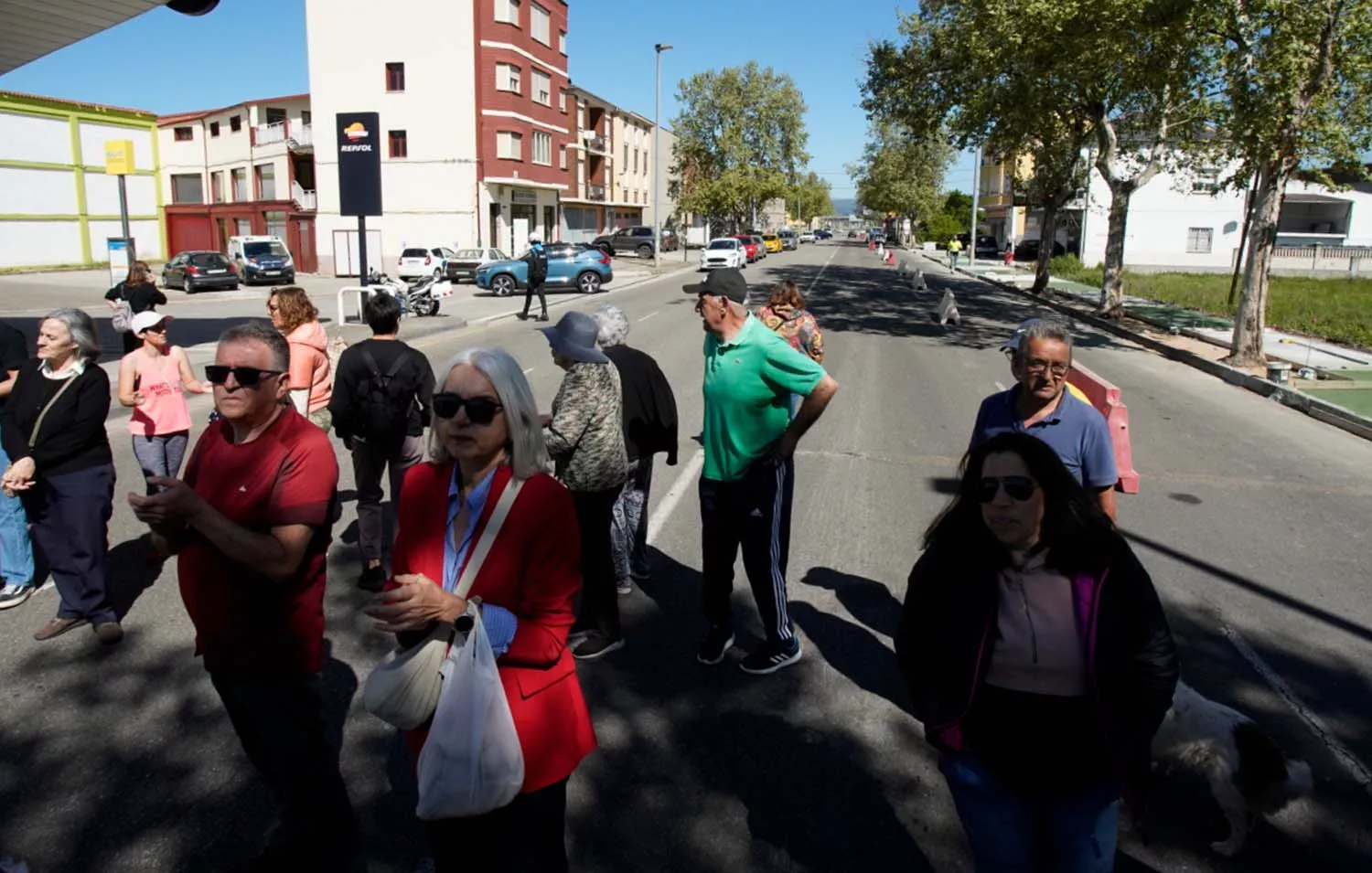 Los vecinos de la pedanía ponferradina de Columbrianos, cortan la avenida de Asturias en protesta por las obras que se están llevando a cabo en las aceras del barrio (7)