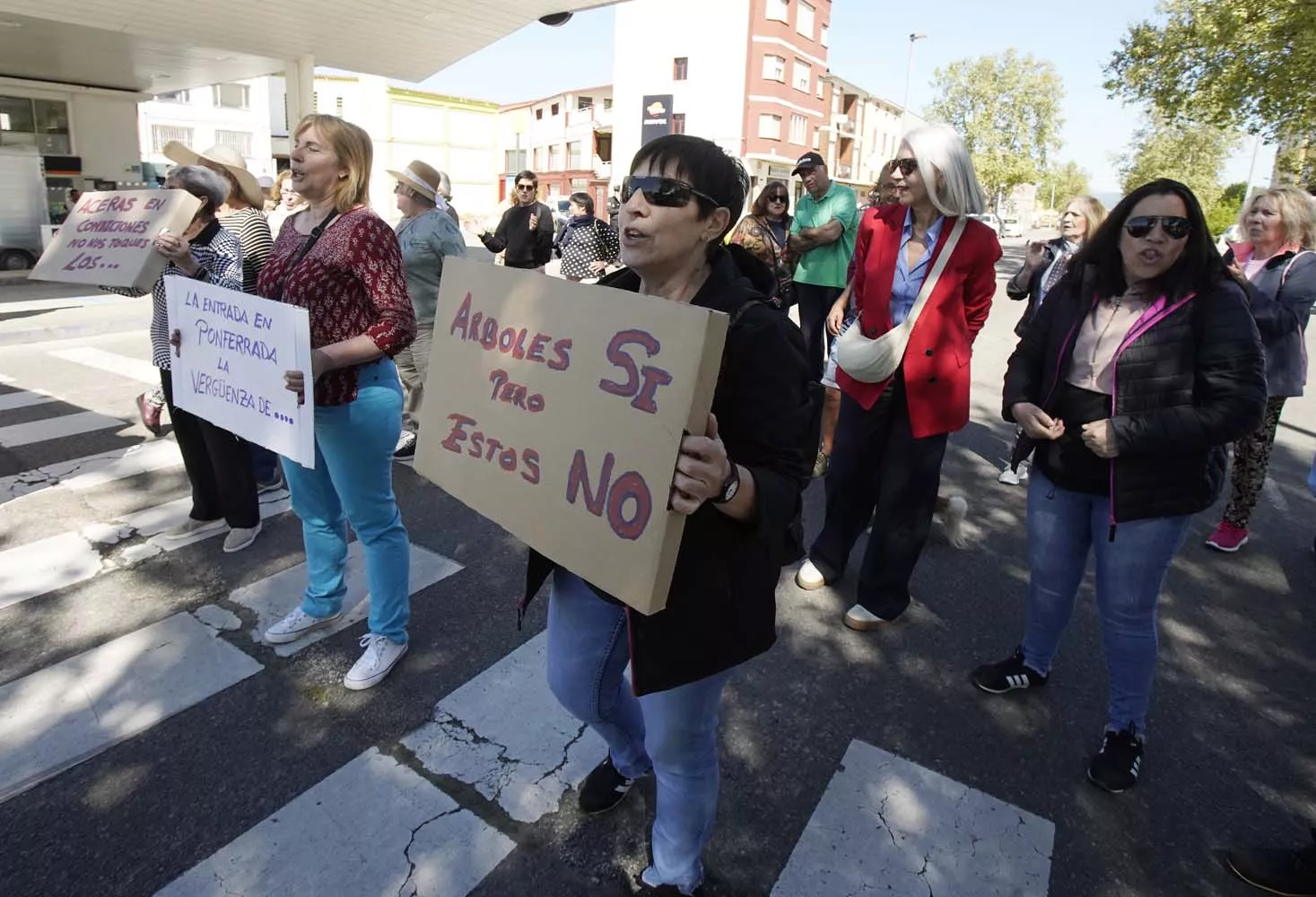 Los vecinos de la pedanía ponferradina de Columbrianos, cortan la avenida de Asturias en protesta por las obras que se están llevando a cabo en las aceras del barrio (4)